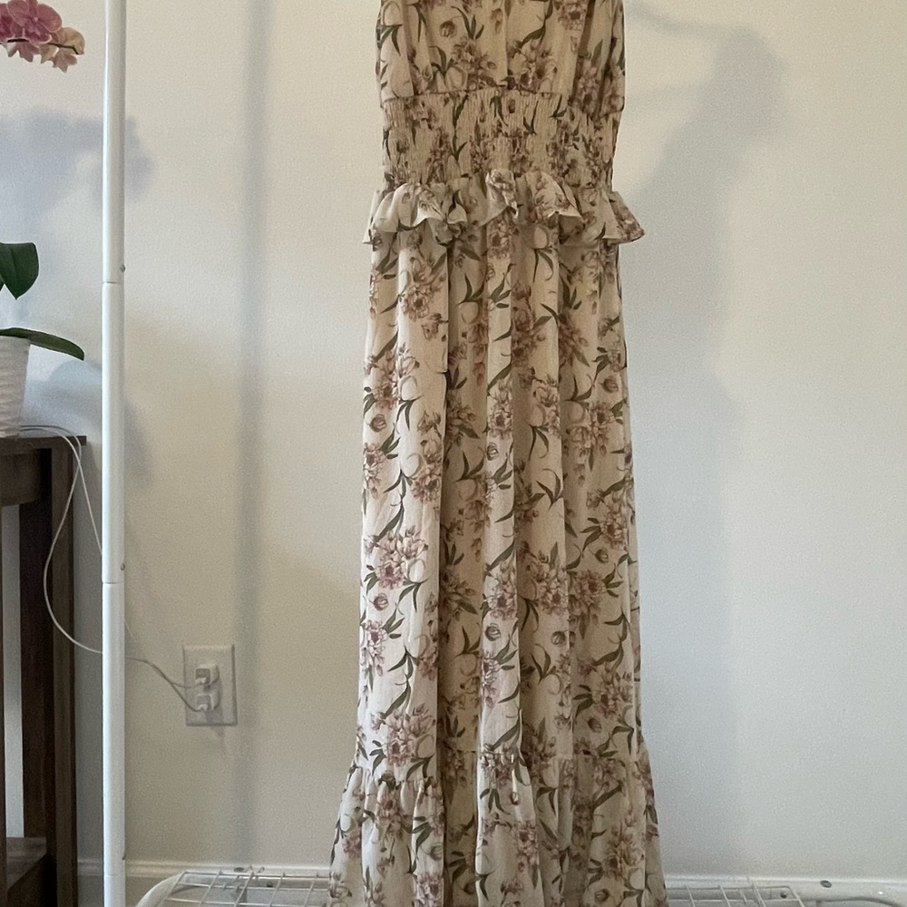 ASTR THE LABEL size M floral dress. Has small slit by leg. - Picture 2 of 5